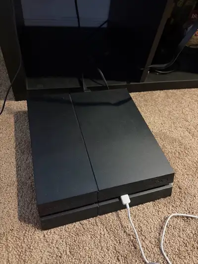 Ps4 comes with 2 DualShocks (1 navy) and charger and also r6 siege disk so clean and everything work...