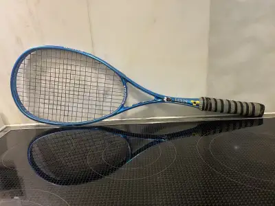 Raquette de squash Black Knight Ion Drive RF-92. Bon condition. Cordage récent. Nano Crystaline Tech...