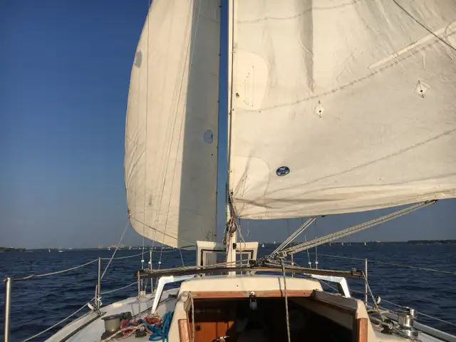 1981 capital yachts Newport 27 sailboat in Sailboats in Ottawa - Image 4