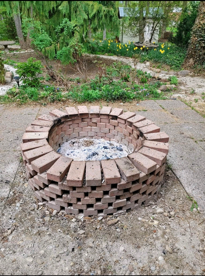 Fire Pit Ideas! 180 Brick Pavers make this for just a buck a brick. I am declutterung my yard and I...