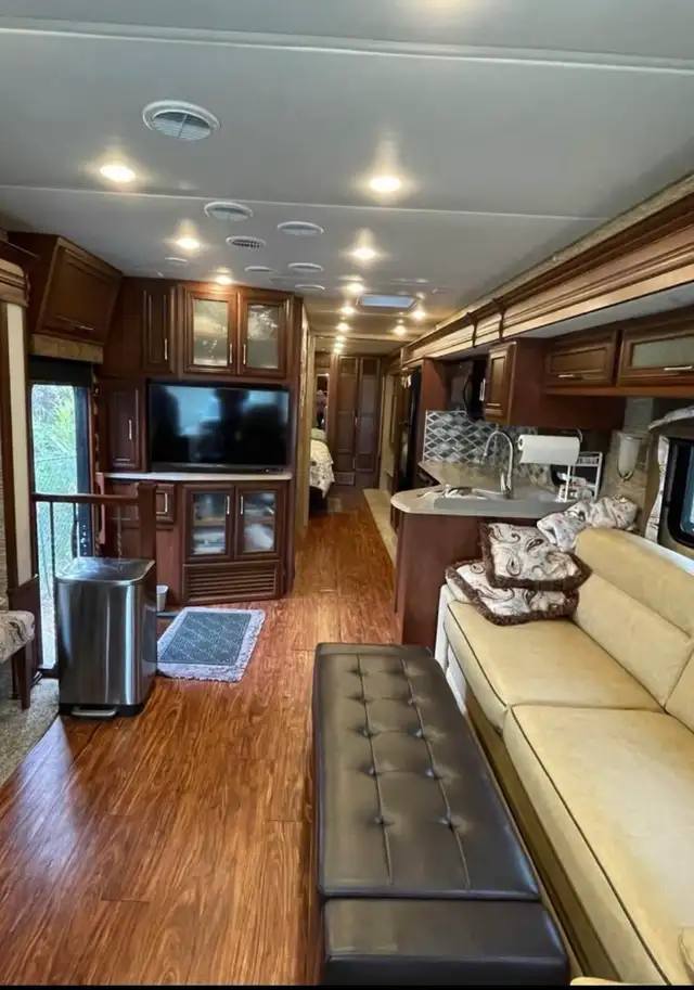 2017 Newmar Canyon Star 35’ Class A – 3 Slides, Solar, New Tires in RVs & Motorhomes in Kamloops - Image 7
