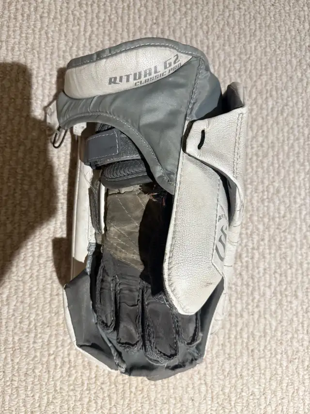 Warrior Ritual G2 Classic Pro Goalie Blocker + Extra XL Palm in Hockey in Oakville / Halton Region - Image 5