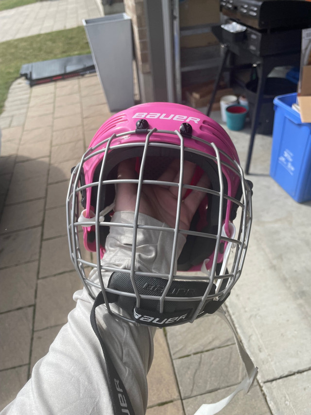 Youth Bauer hockey helmet  in Hockey in London - Image 2