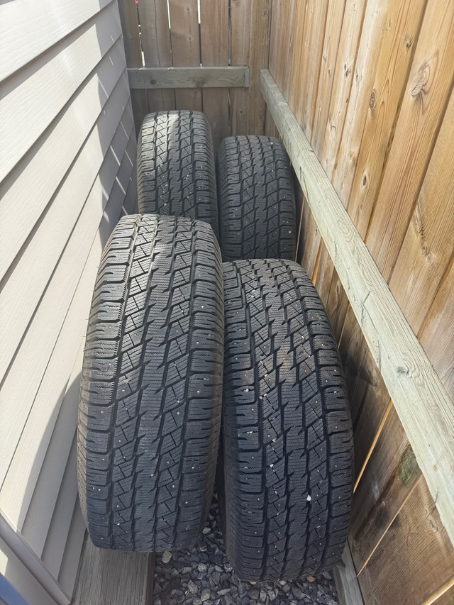 265/70r17 studded winters - 5000kms  in Tires & Rims in Whitehorse