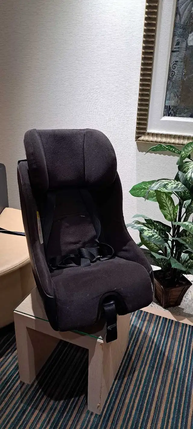 siège d'auto pour enfants  in Strollers, Carriers & Car Seats in City of Montréal - Image 2