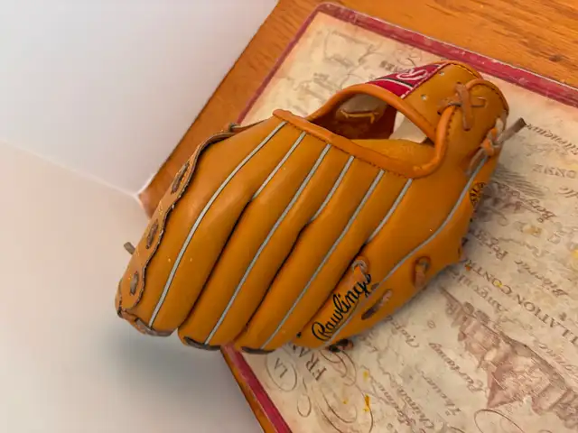 Rawlings RBG160 Baseball Glove - Like New Lacing / Soft Leather in Baseball & Softball in London - Image 3