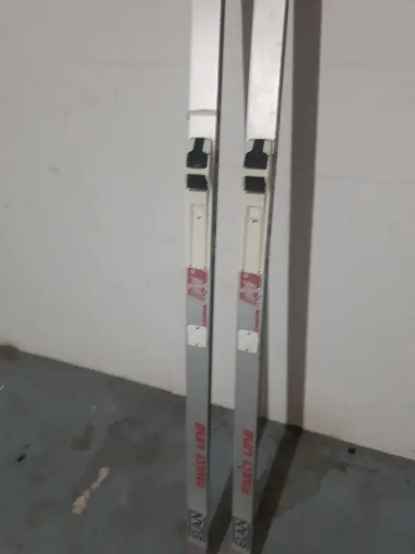 ELAN X COUNTRY SKIS 200CM in Ski in Gatineau - Image 4