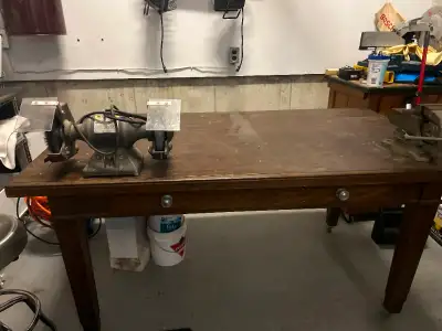 Table de travail 66 de longueur sur 36 de largeur sur 33,5 pouces de hauteur (Table seulement) .Work...