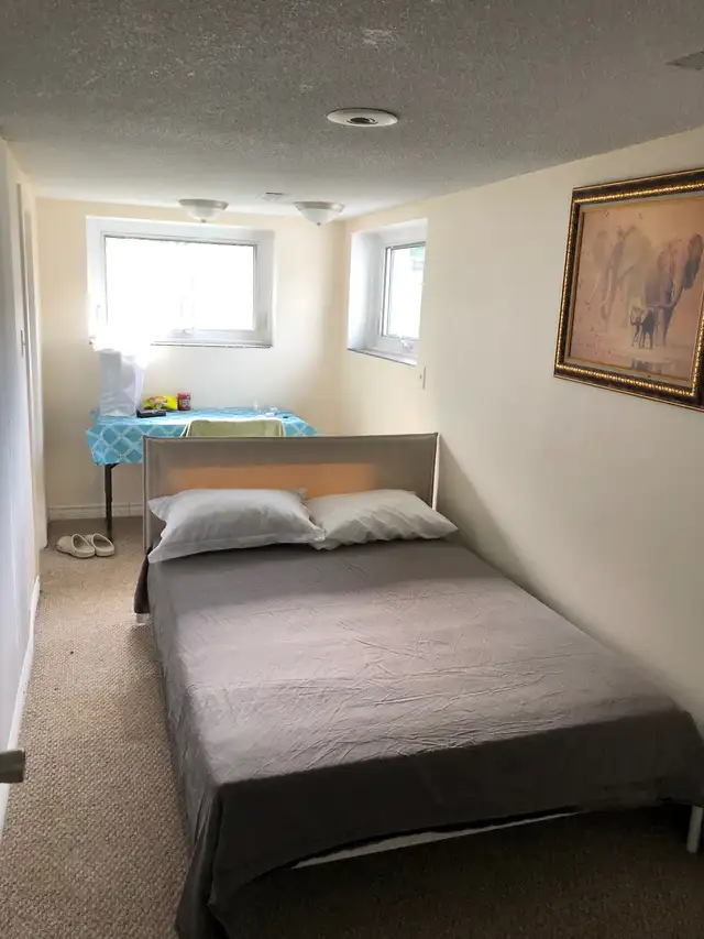 VERY BRIGHT ROOM STEOS TO GROCERY/BUS NORTH YORK ON BATHURST