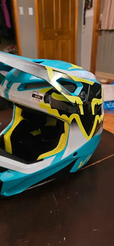I'm selling a Fox Youth Large motocross helmet in excellent condition, designed to provide superior...