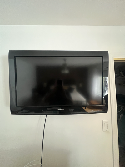 Télé Toshiba 32 pouces avec support mural ajustable, View more