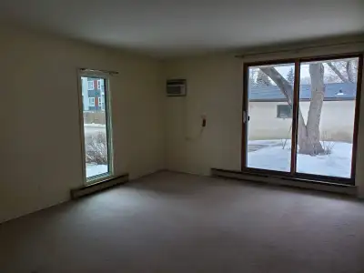 Looking for a female roommate in University Crescent area from July 1. Room rent is CAD 560 includin...