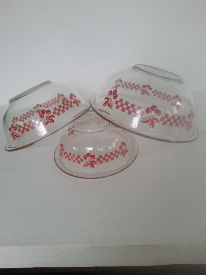 Pyrex Red Cherry/Gingham Checkered Clear Nesting Mixing Bowls in Kitchen & Dining Wares in City of Toronto - Image 8