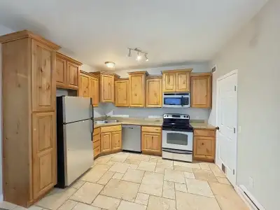 For Rent – Bright & Spacious 2 Bed / 2 Bath Condo – $2,500 + Utilities This beautiful and spacious 2...