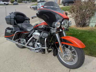 This well cared for CVO touring bike has all available options including custom factory paint, 3 ele...