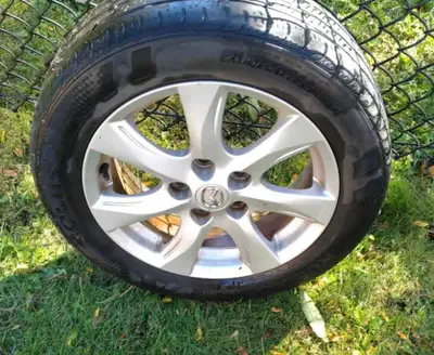 Je vends ces jantes en alliage pour Mazda 3, d'une dimension de 205/55R16, les pneus Ne sont plus ut...
