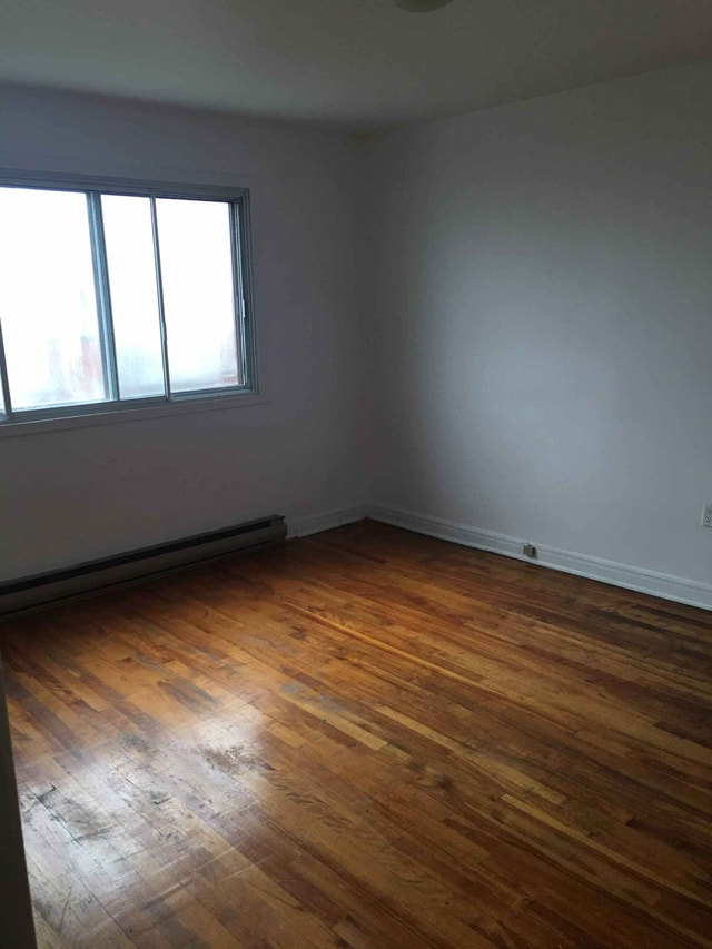 Urgent: grande chambre disponible maintenant, spacieux 5 1/2 — photo 1