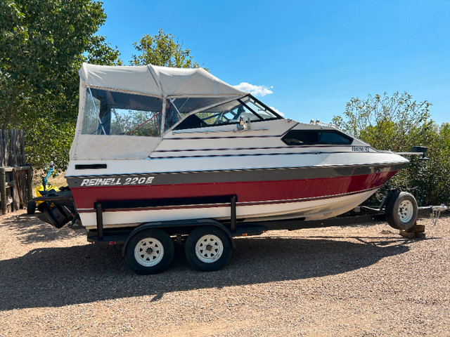 1987 Reinell 22' Cabin Cruiser in Powerboats & Motorboats in Medicine Hat - Image 2