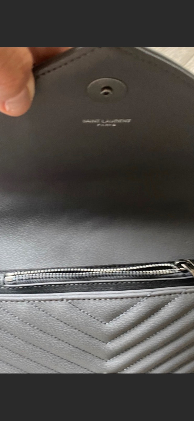 Grey purse y s l dans Femmes - Sacs et portefeuilles  à Red Deer - Image 3