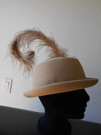 Chapeau beige et plume vintage pour femme GEORGETTE STYLE. Très bon état. VENEZ VOIR MES AUTRES ANNO...