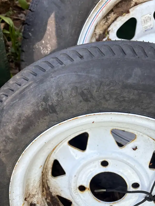 small trailer tire  in Cargo & Utility Trailers in Muskoka - Image 2