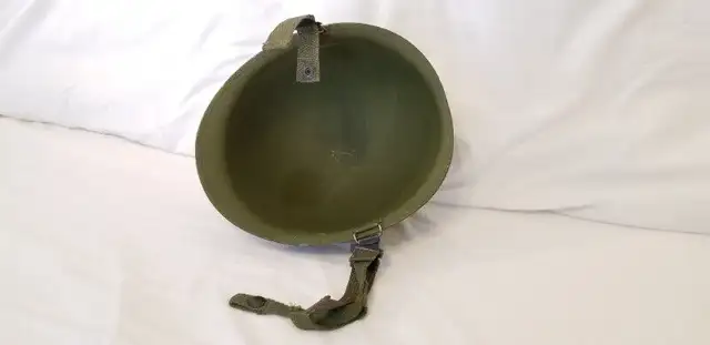 Cdn US army mil M-1 steel helmet outer green w chin strap c1960s in Arts & Collectibles in Ottawa - Image 8