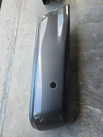Coquille pare-choc F150 2019 gris. La coquille droite a une bosse assez importante, version avec les...