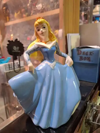 La figurine mesure 30 cm et provient de Disney Japan.