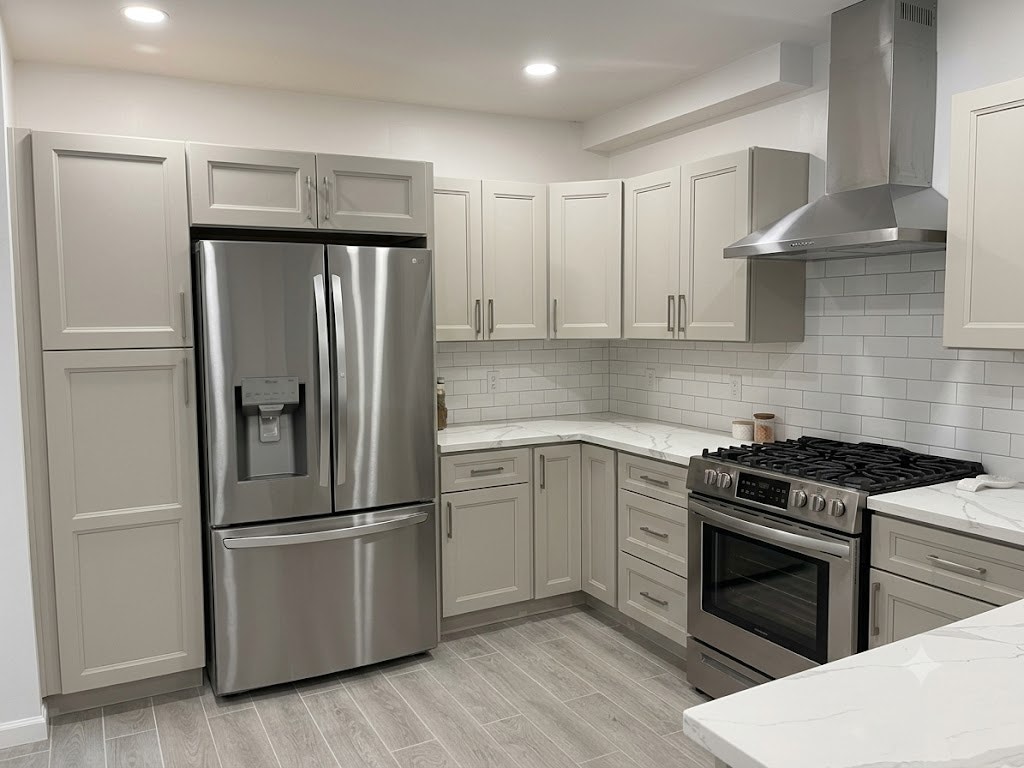 Completely Newly Renovated 4-Bedroom Lower Triplex for Rent – — photo 1