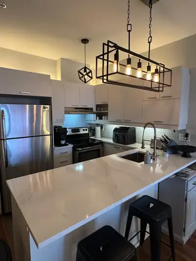 Magnifique 3 ½ + Den (Animaux admis) avec Garage intérieur & Électros inclus ! a pied de la gare de...
