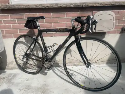 Vélo TREK OCLV cadre ( médium) entièrement carbone fabriqué au USA monté en Shimano 600, roues Mavic...