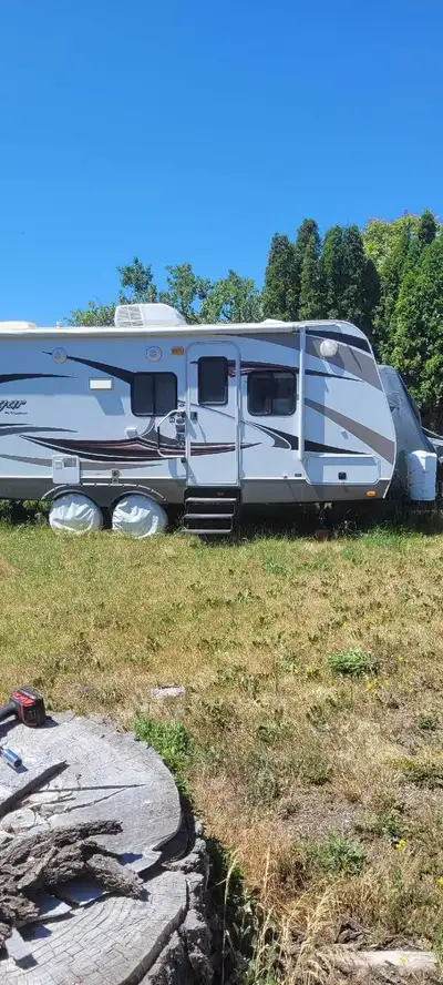 2014 cougar 19rbewe with polar package. half ton series phone 250 306 6314