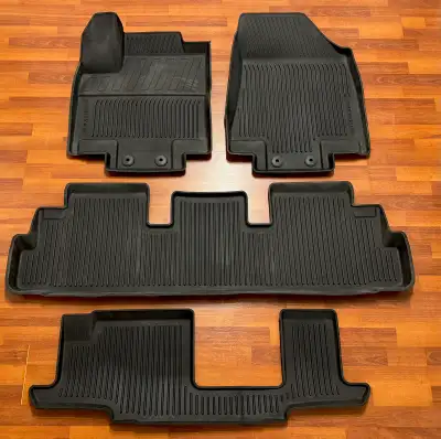 2022-2026 Nissan Pathfinder floor mats. Original. VERY good condition