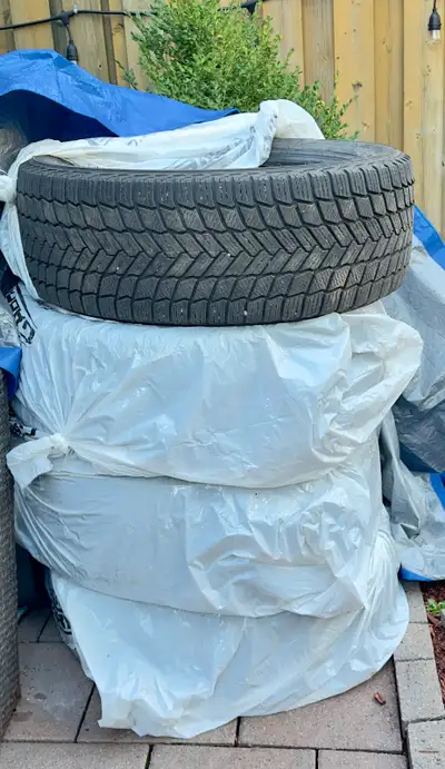 Michelin X-Ice Snow SUV — 4 pneus pour une monte pneumatique différenciée (staggered setup) 700 $ po...