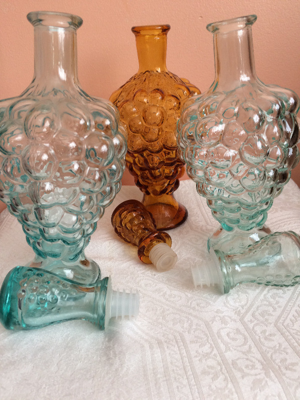 3 Vintage Bottles decanters Vetreria Etrusca Mod Dep grape shape dans Art et objets de collection  à Ville de Montréal - Image 3