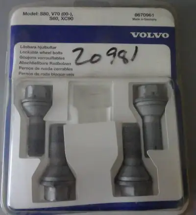 Pkg of 4 lockable wheel bolts New
