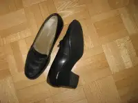 Souliers noir en cuir  talons carrés, gr 6