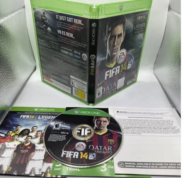 Like New Complete + 2 Inserts FIFA 14 Legends Xbox One $19 in XBOX One in City of Montréal - Image 2