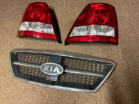 KIA Sorento 2002-06 - Tail Light Assembly & Grille- factory new