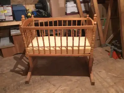 Superbe berceau berçant traditionnel en bois de merisier véritable fabriqué à la main par un artisan...