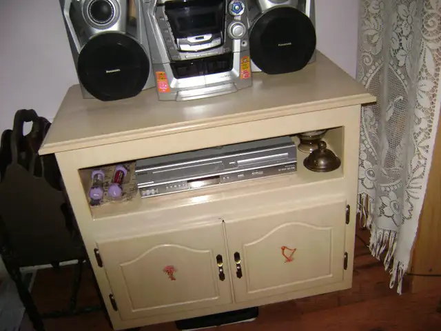 Meuble en bois vintage in TV Tables & Entertainment Units in City of Montréal - Image 6