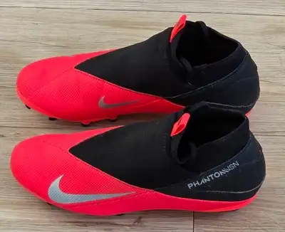 Nike Phantom Vision Soccer Cleats – Men’s 7.5 US, View more