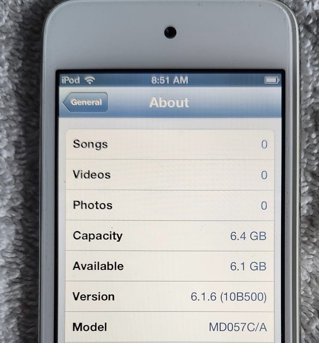 Apple IPod Touch 4th generation 8gb in iPods & MP3s in Markham / York Region - Image 3