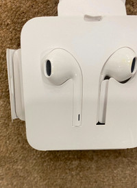 New Apple EarPods with lightning connector