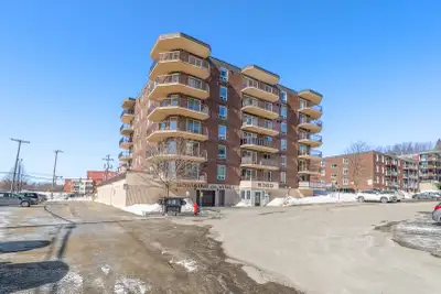 Condo à vendre à Charlesbourg! Superbe 3 1/2 situé au dernier étage offrant une magnifique vue sur l...