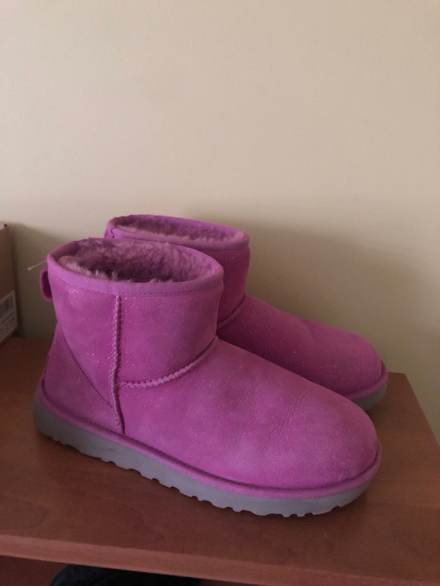 Classic mini Ugg boots pink  dans Femmes - Chaussures  à Laval/Rive Nord