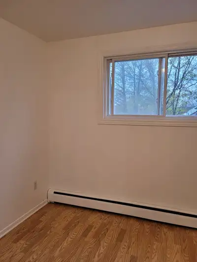 Available September 1st – Bright 3-Bedroom, 1-Bathroom Flat ($950/mo, All-Inclusive) Key Features: R...