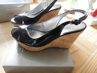 1 PAIR OF LADIES MARC FISHER SHOES SIZE 8