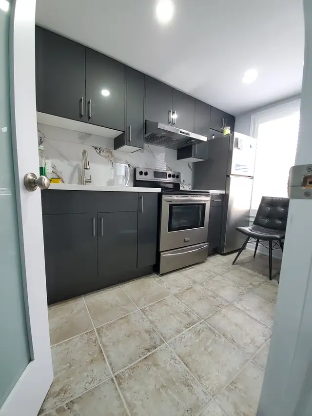 1 Bed 1 Bath Townhouse - Furnished room available in Room Rentals & Roommates in City of Toronto - Image 8