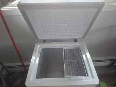 Used, in good working condition. 3.6 cu.ft (101.9 litre) capacity. Width 60.96 cm (24 7/8", depth 55...